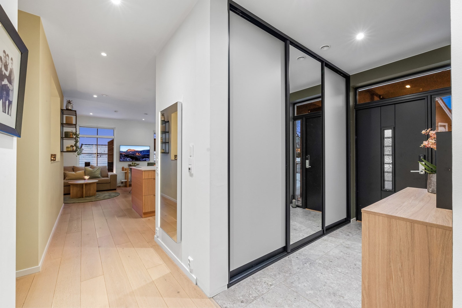 Entréen har flislagt gulv og gir et solid førsteintrykk av boligens standard. Galleribilde