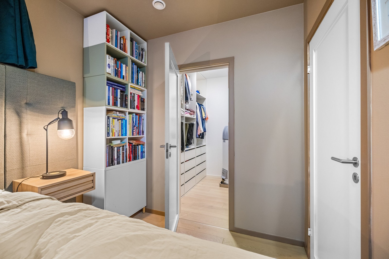 Fra hovedsoverommet er det tilkomst til en praktisk bod innredet som walk-in-closet. Galleribilde