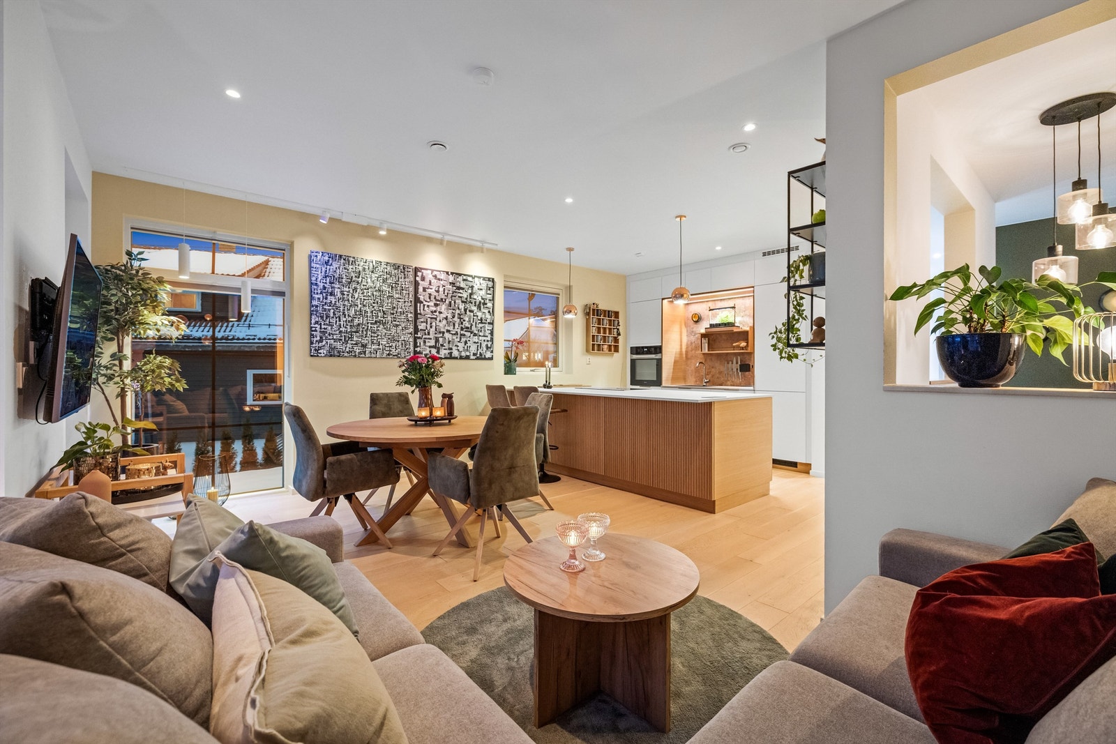 Gjennomtenkte løsninger og en helhetlig stil preger boligen Galleribilde