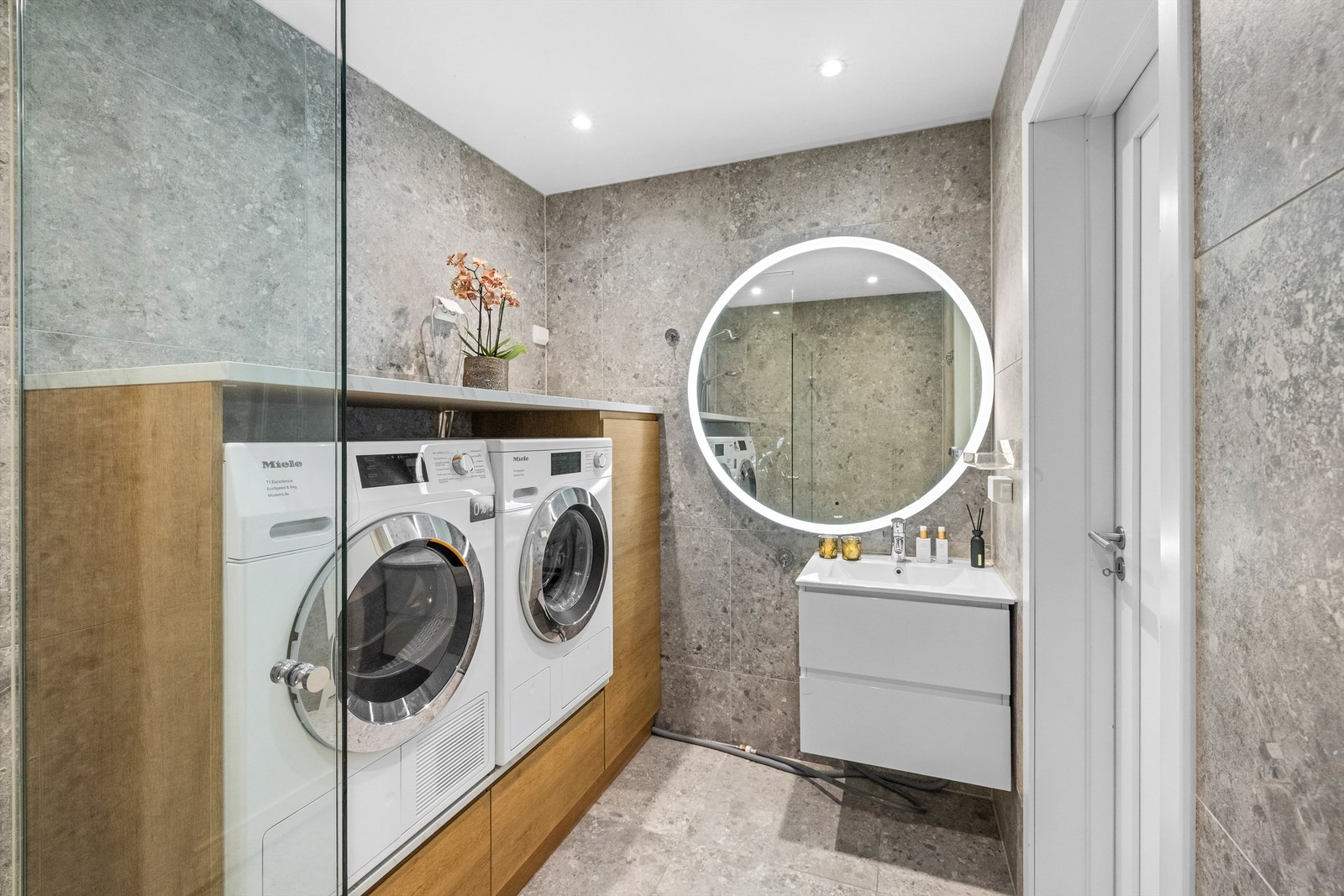 Baderomsinnredningen er fra Scala bad, og det er varme i gulvet. Galleribilde