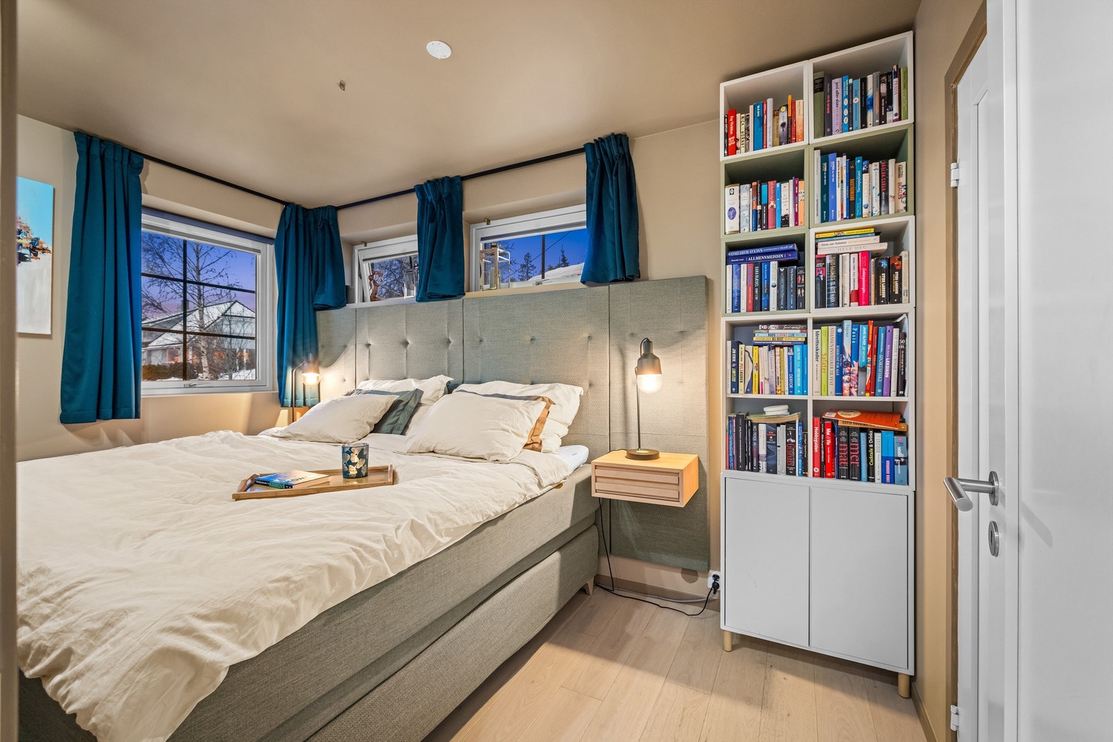 Hovedsoverommet har plass til dobbeltseng og tilhørende møblement. Galleribilde