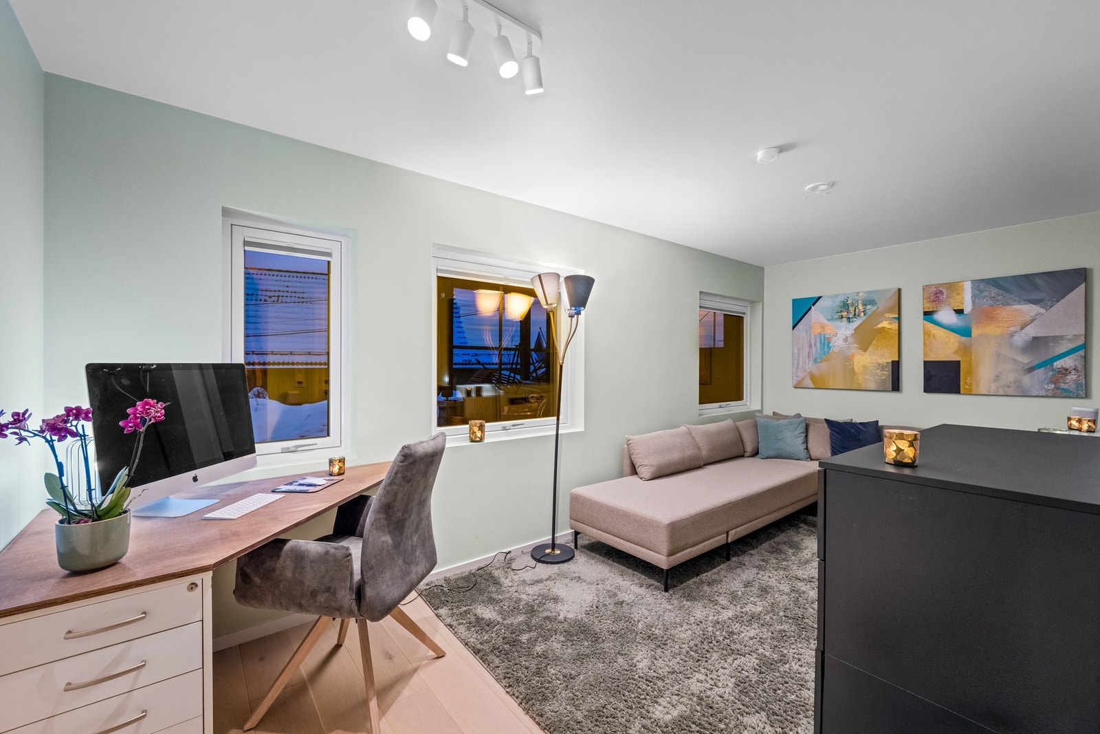 Stuen i underetasjen gir ekstra fleksibilitet og har også varmefolie i gulvet. Galleribilde