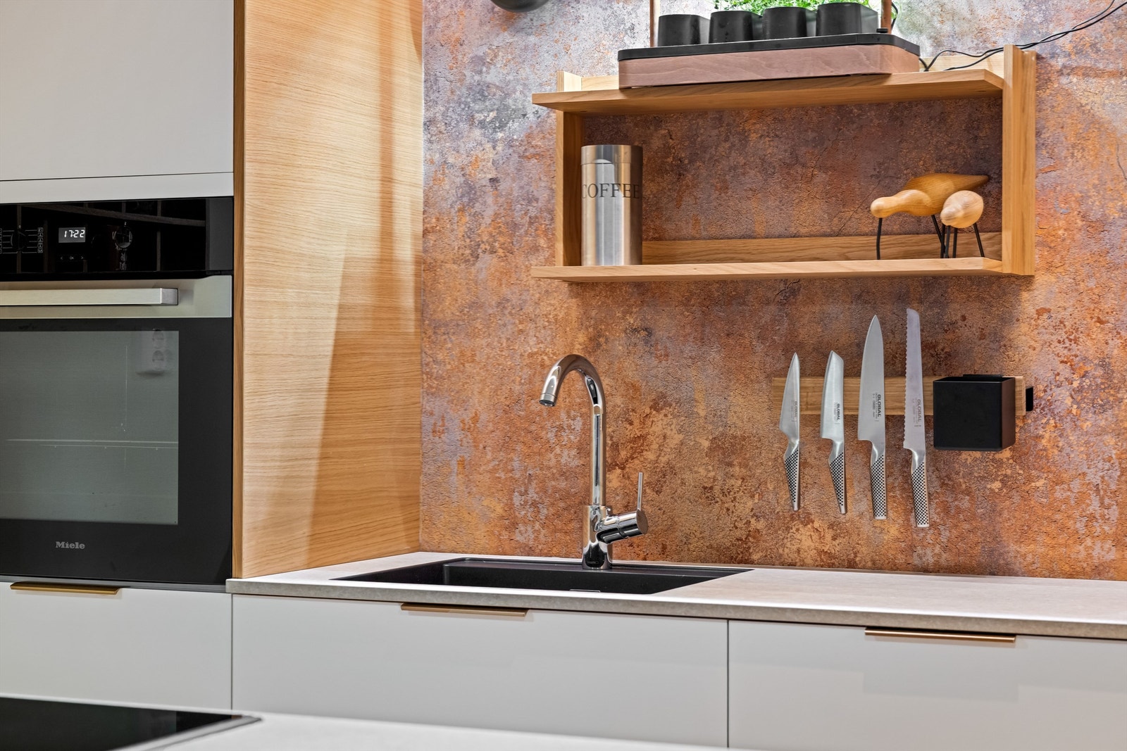 Kjøkkenet er utstyrt med kvalitetsapparater, inkludert stekeovn i høyskap fra Miele. Galleribilde