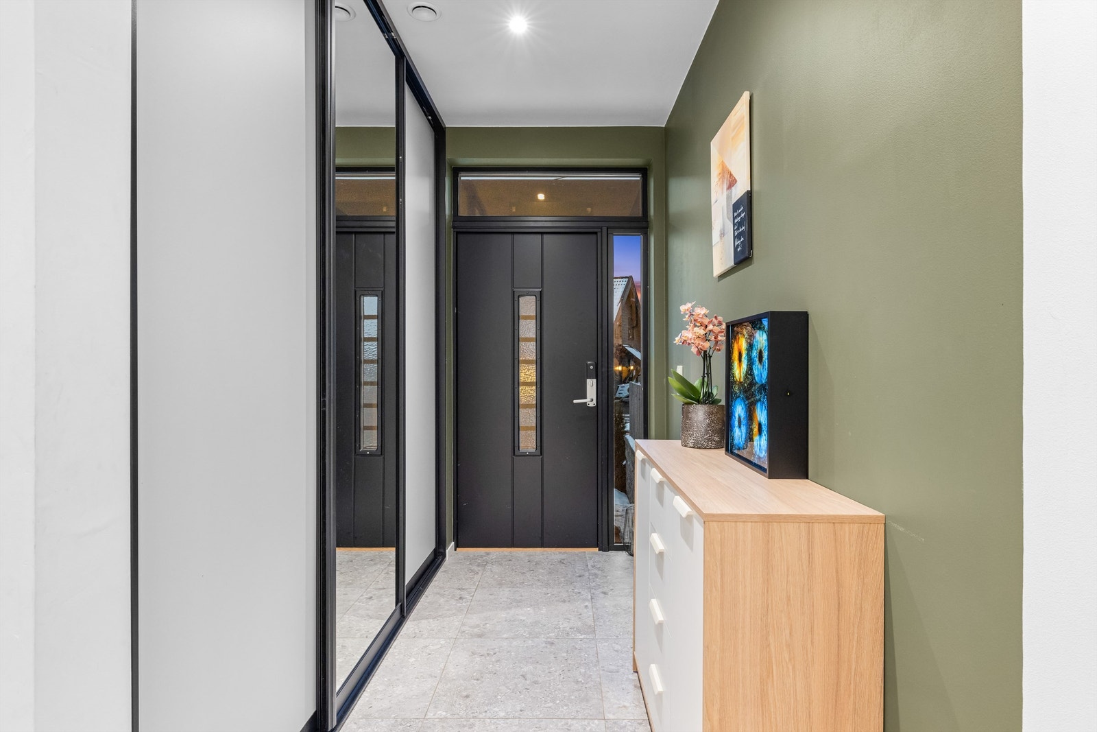 Velkommen inn i en romslig entré med god plass til oppbevaring i en stor skyvedørsgarderobe. Galleribilde