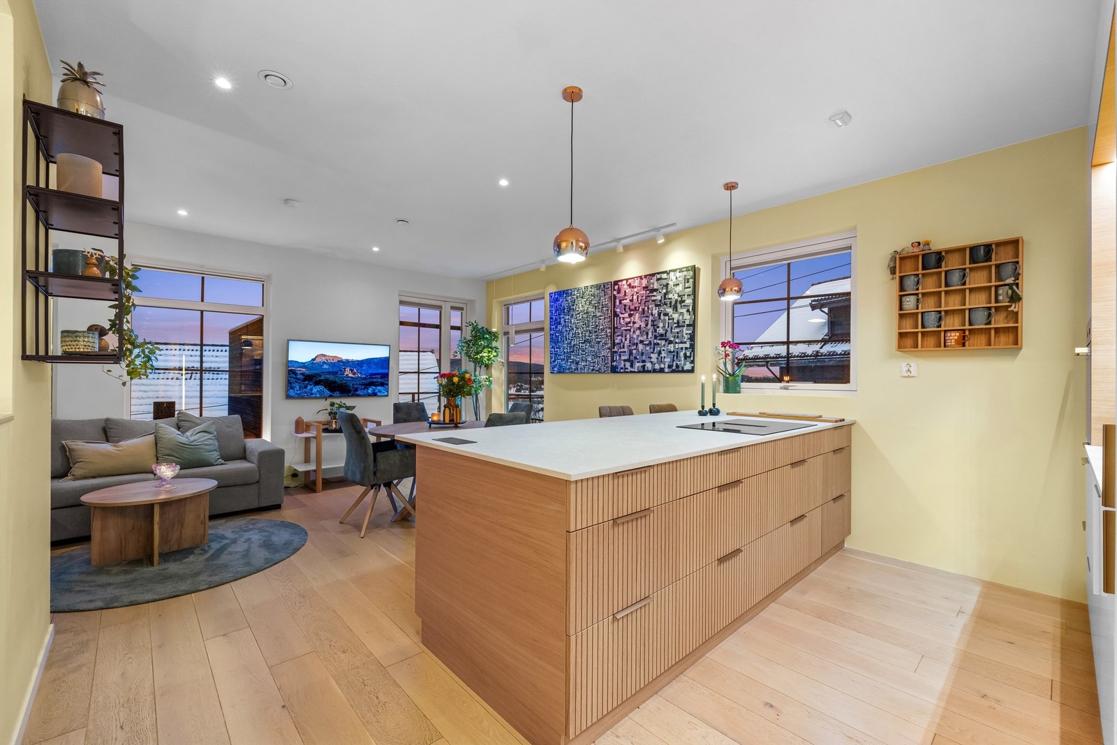 Den åpne stue- og kjøkkenløsningen skaper en sosial og luftig atmosfære. Galleribilde