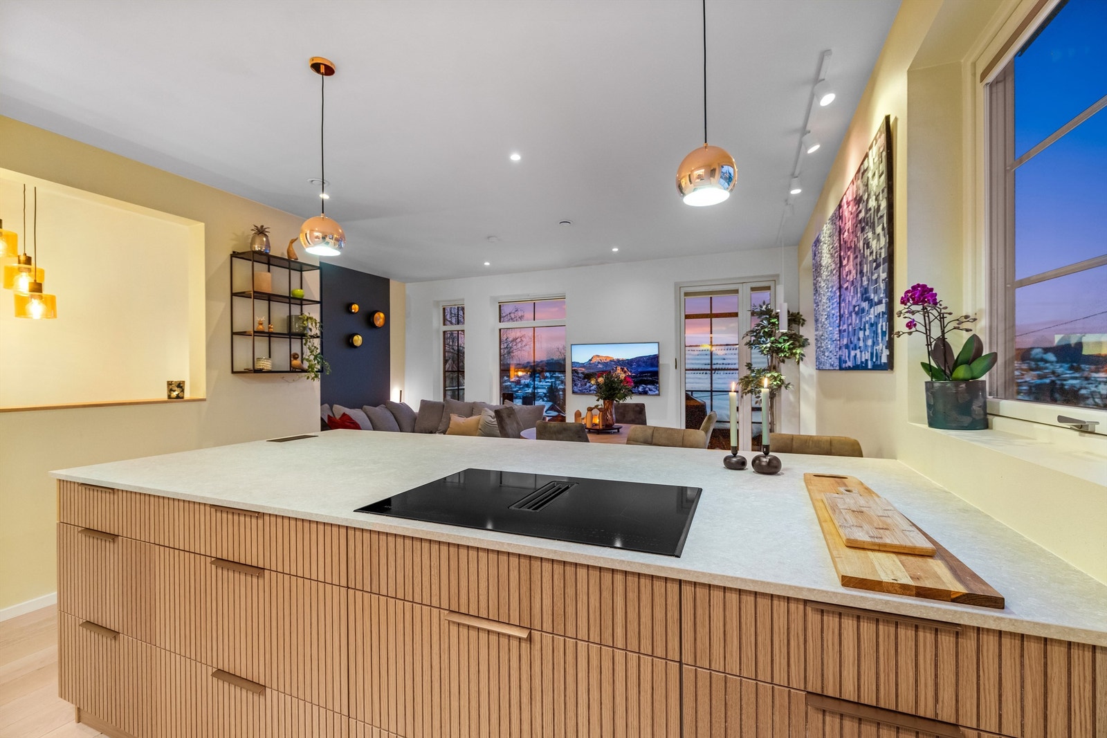 Den store kjøkkenøya gir rikelig med arbeidsflate og fungerer som en sosial sone. Galleribilde