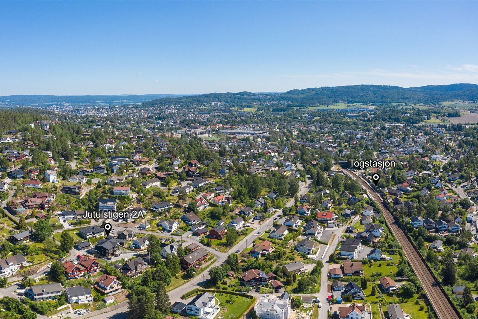 I gangavstand fra boligen ligger også Hanaborg stasjon. Sommerbilder fra arkiv. Galleribilde