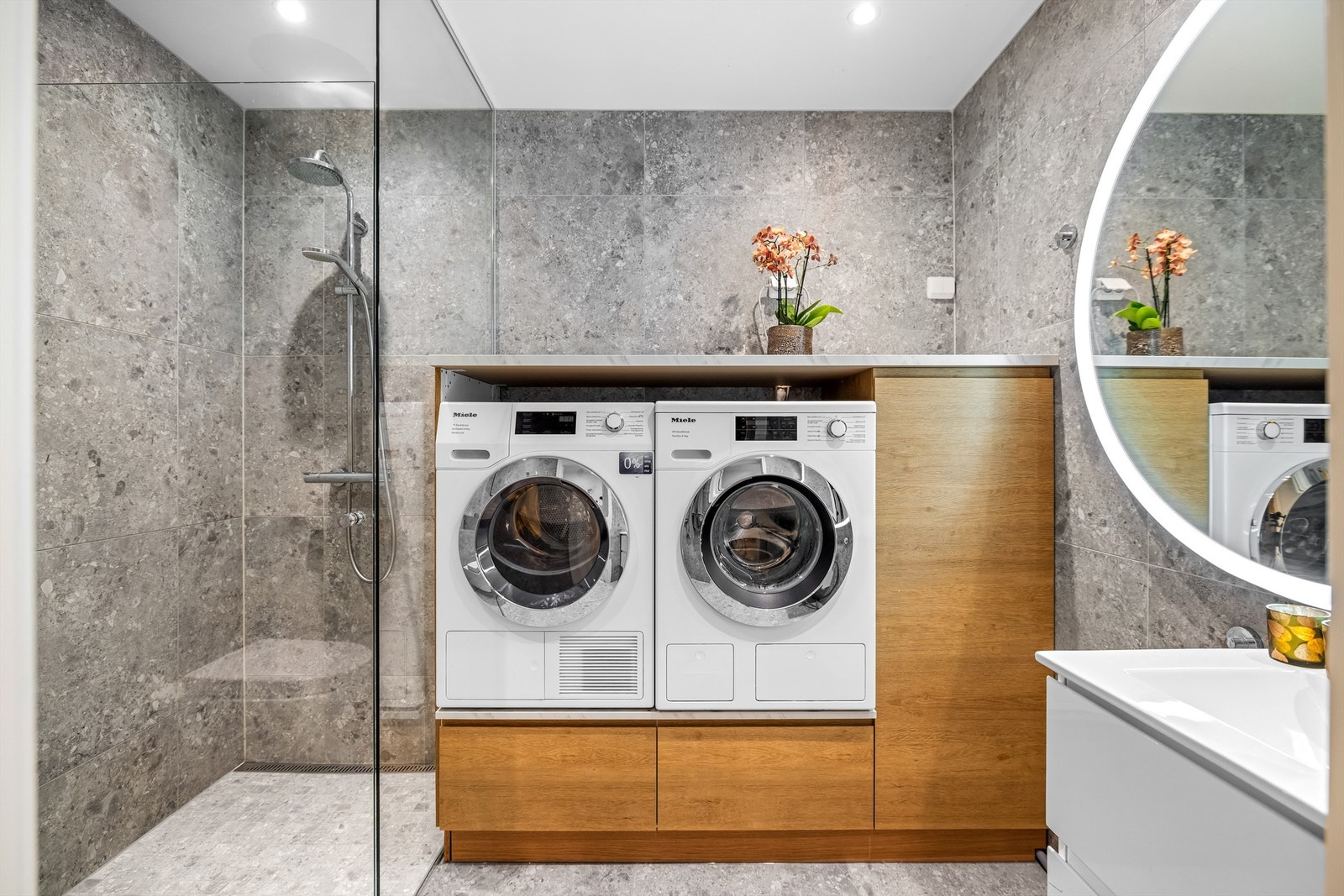 Badet har en smart og integrert vaskeromsløsning fra Kvik. Galleribilde