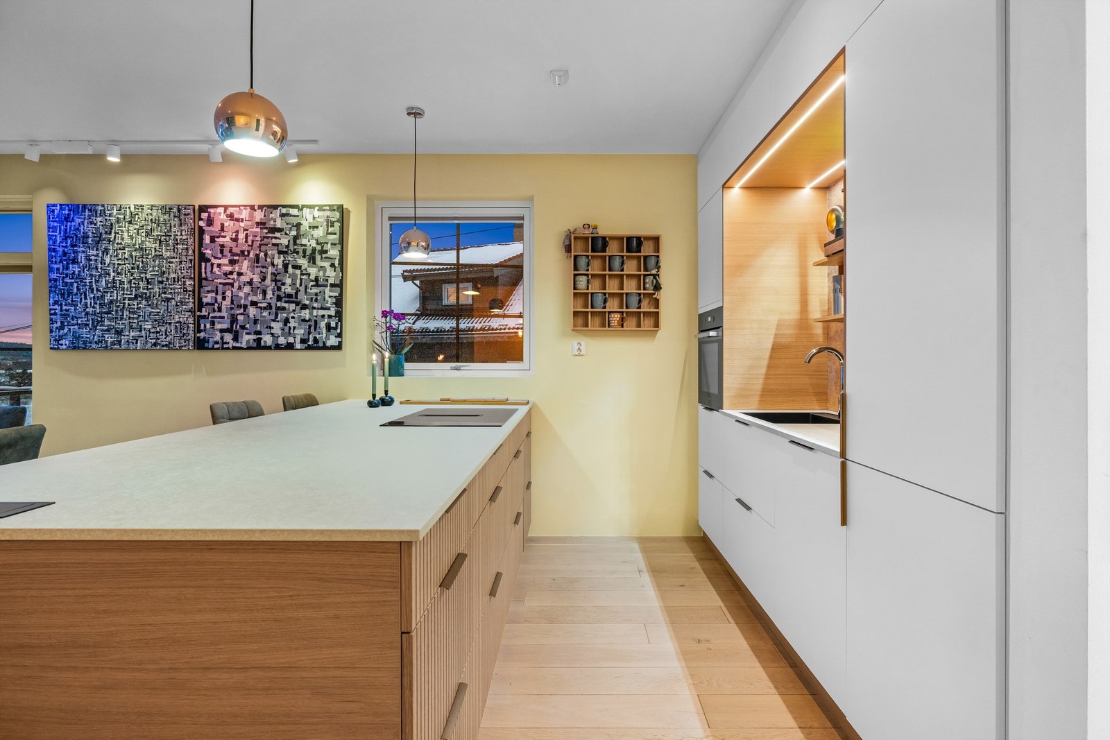 Gode materialvalg og smarte løsninger kjennetegner kjøkkenet. Galleribilde