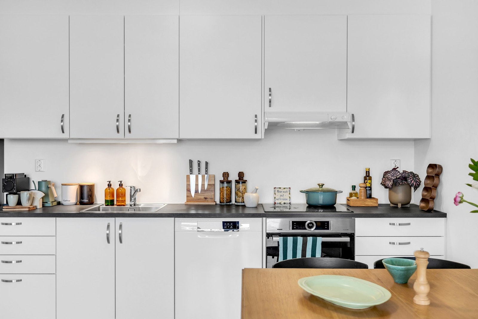 Kjøkken har integrerte hvitevarer med platetopp, komfyr og oppvaskmaskin fra Bosch. Det er opplegg for frittstående kjøl-frys. Galleribilde