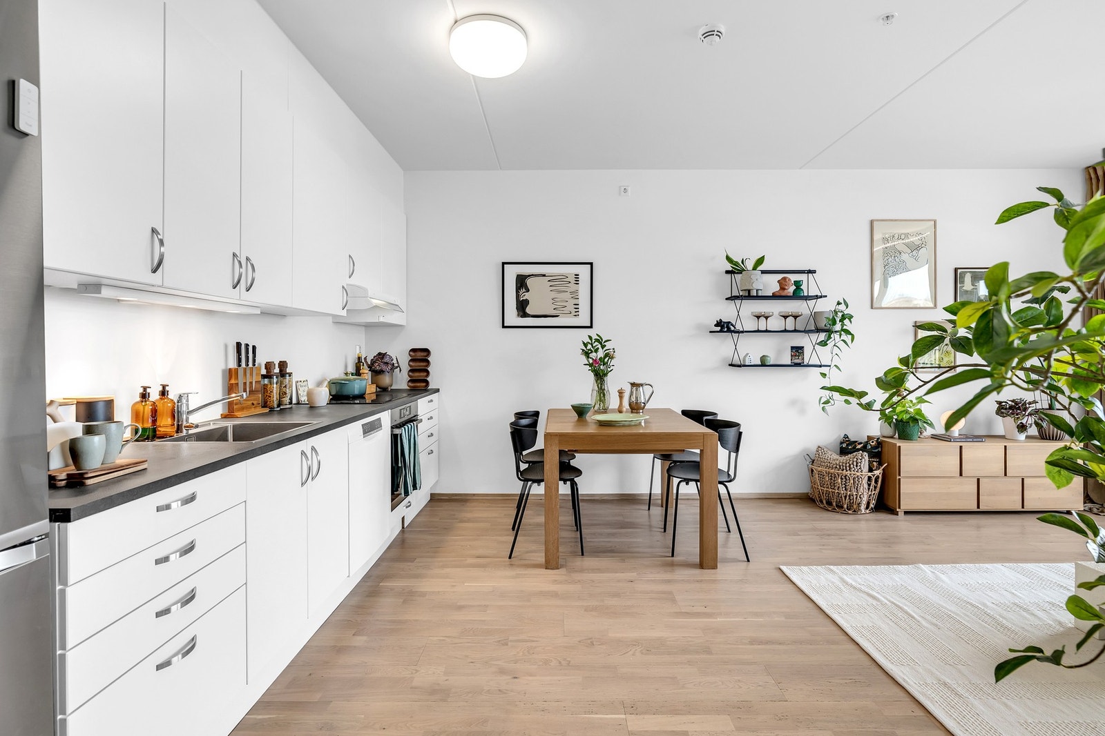 Det er god plass til et koselig spisebord i tilknytning til kjøkkenet. Galleribilde