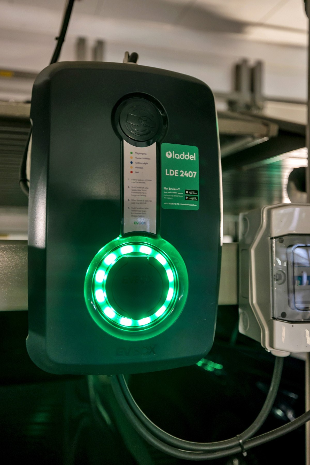 Egen el-bil lader på plassen. Galleribilde