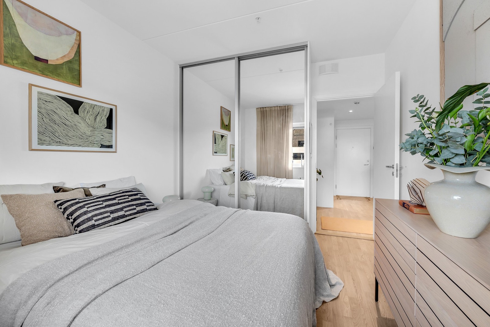 Det er god plass til praktisk garderobeløsning. Galleribilde