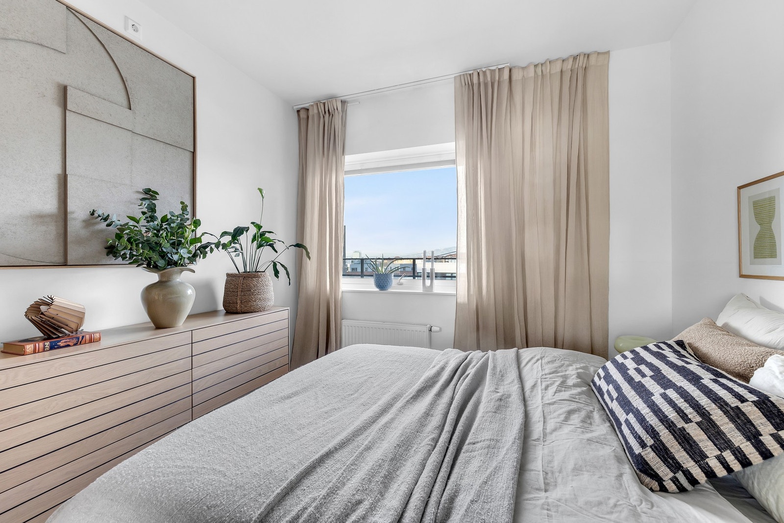 Stort vindu som slipper inn rikelig med lys. Galleribilde