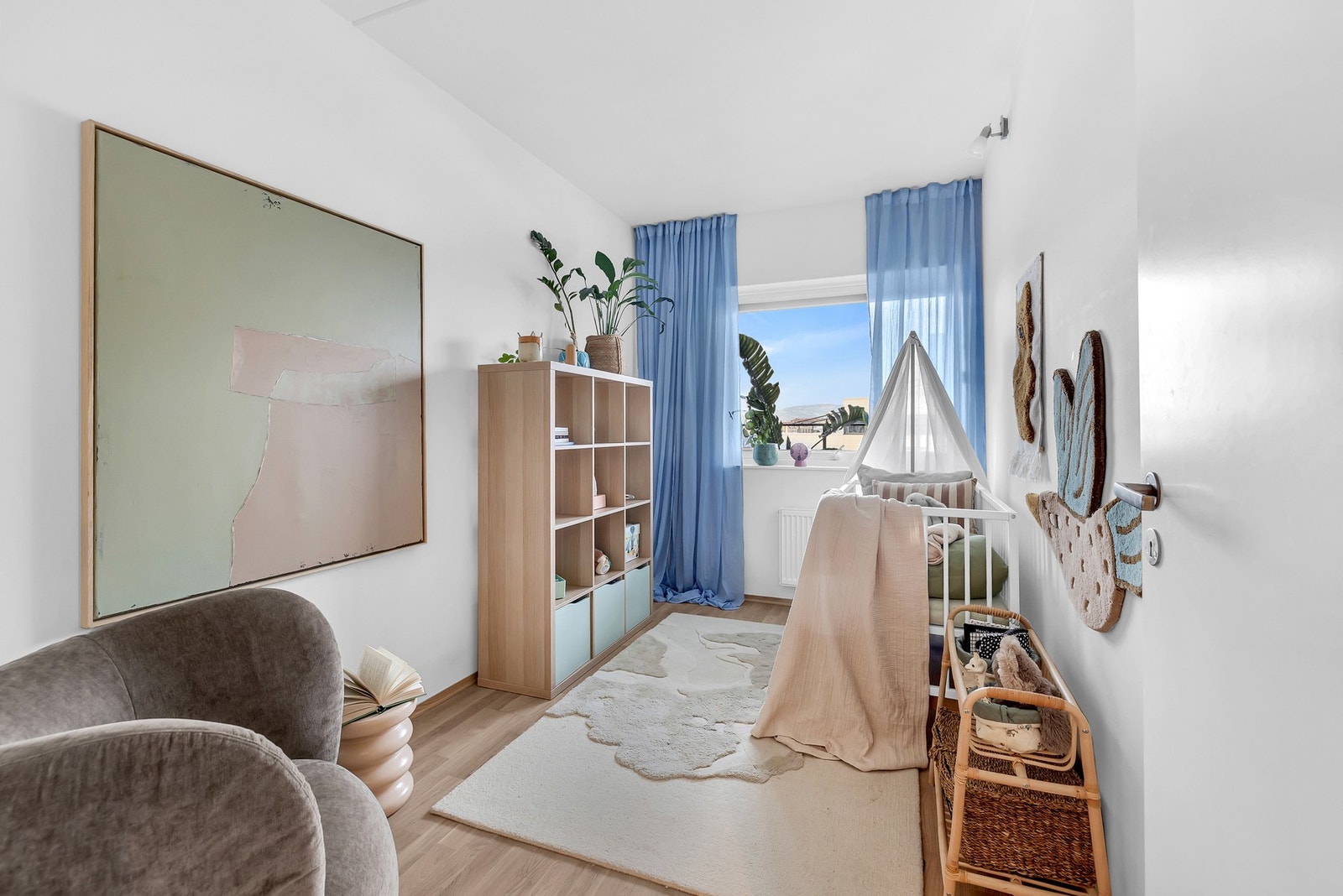 Det er god plass til seng med tilhørende møblement. Galleribilde