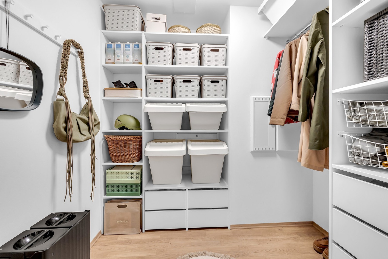 Praktisk innvendig bod som er av god størrelse. Det er plassbygd oppbevaring. Galleribilde