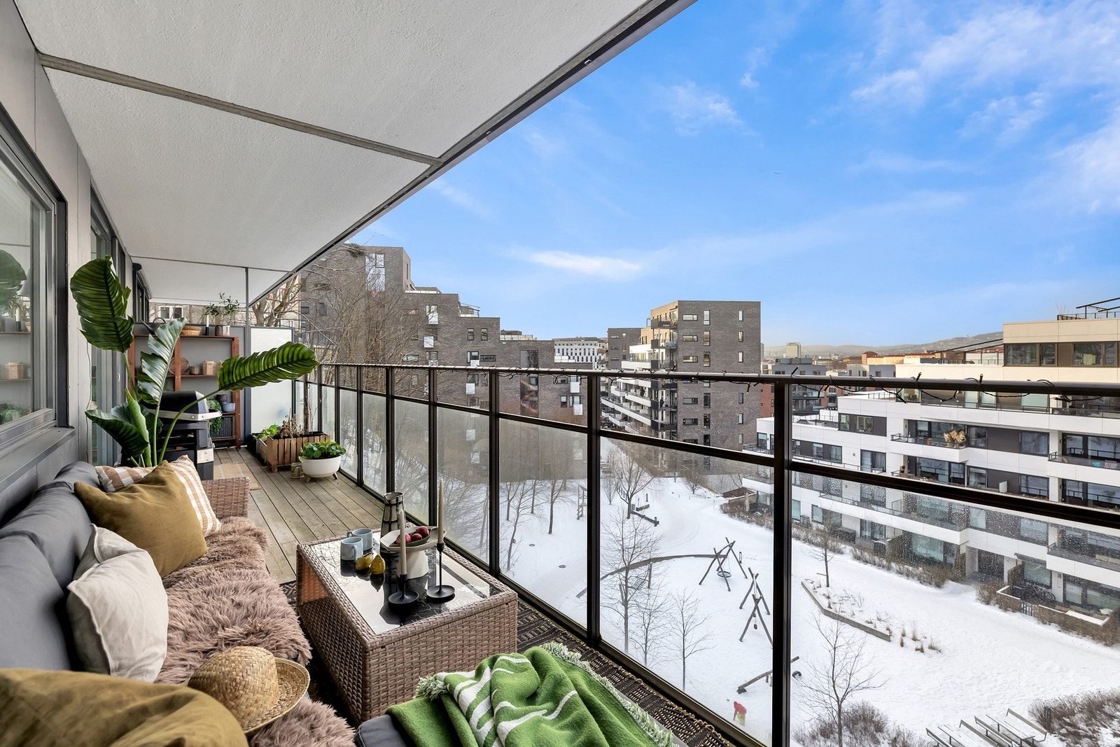 Den romslige balkongen på hele 20 kvm fungerer som en naturlig forlengelse av stuen og byr på fantastiske muligheter for både avslapning og sosiale sammenkomster. Galleribilde