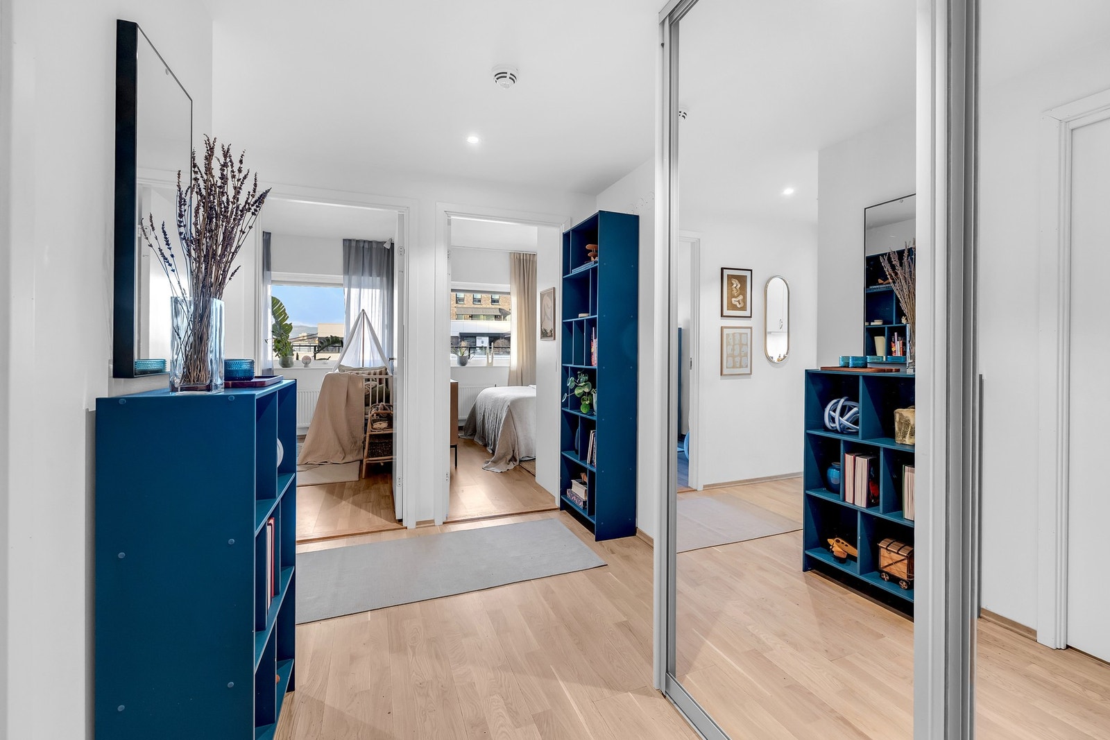 God plass til oppbevaring av klær og sko i stor skyvedørsgarderobe. Galleribilde