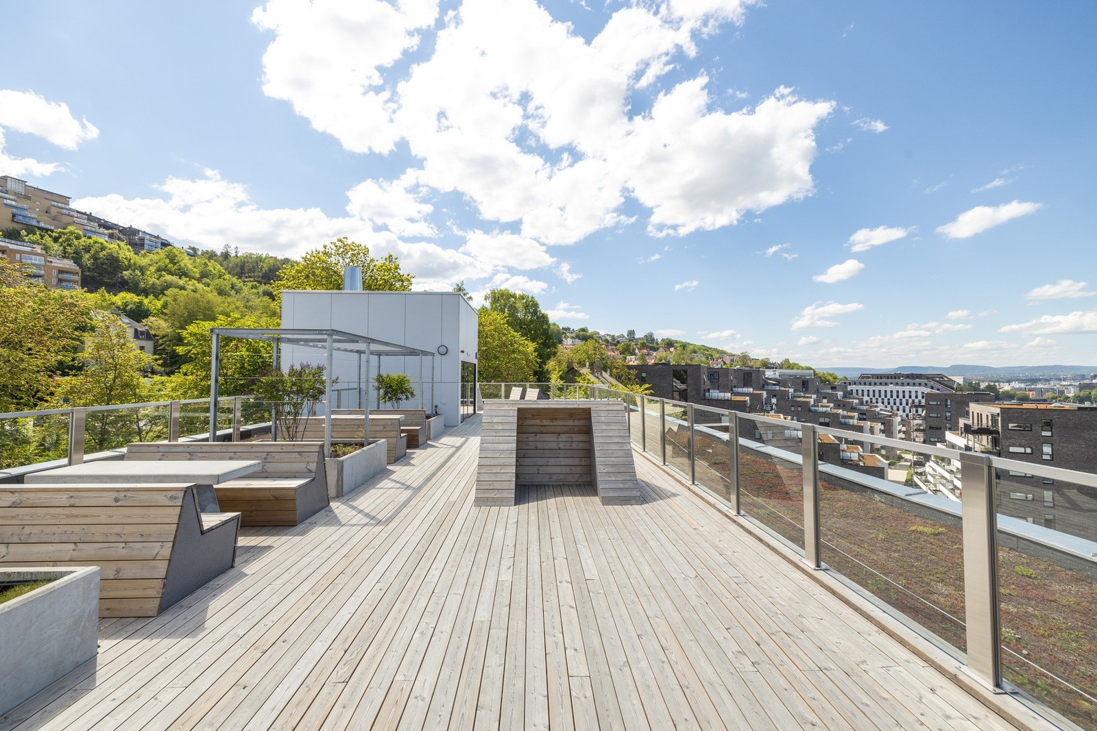 Borettslaget har en nydelig felles takterrasse med direkte heisadkomst i samme oppgang som leiligheten. Galleribilde