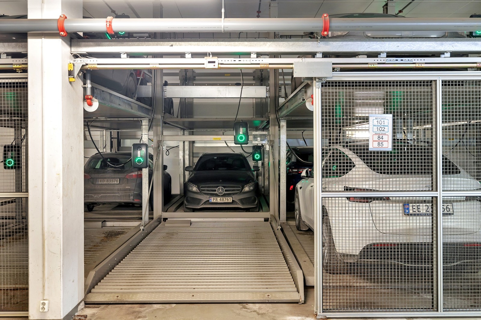 Det medfølger garasjeplass med el-bil lader. Galleribilde