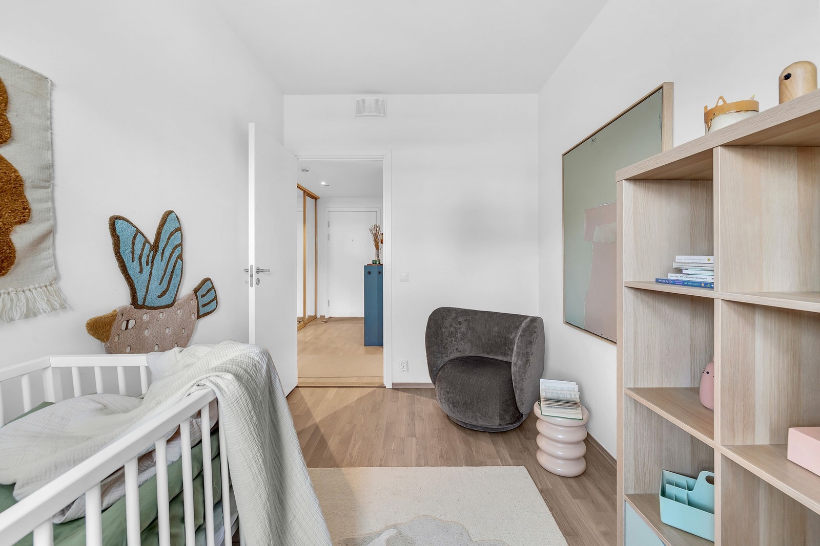 Rommet passer ypperlig som barnerom,gjesterom eller kontor - Alt etter ønske og behov. Galleribilde