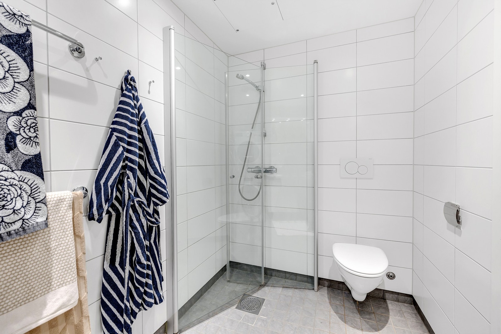 Det er elektriske varmekabler i gulv. Galleribilde