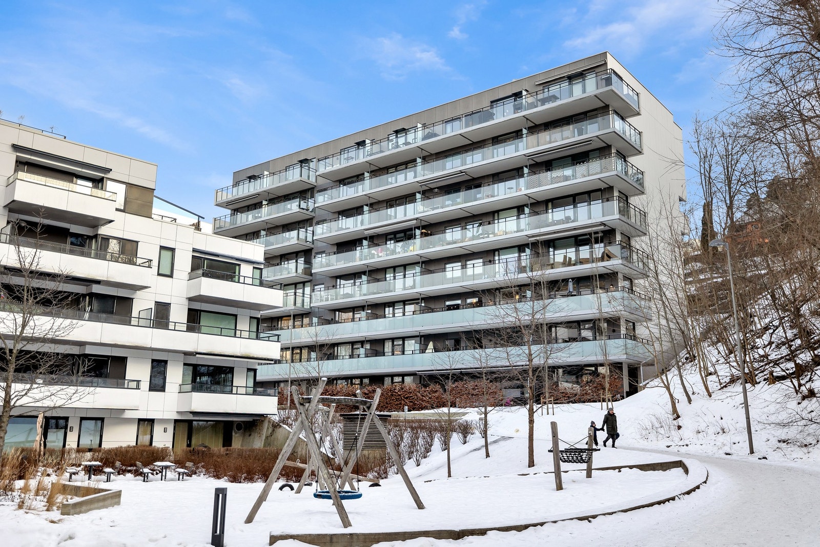 Det er lekeplass for store og små i borettslaget. Fra leiligheten er det gangavstand til kollektivtilbud, matbutikker, treningssenter, hyggelige kafeer og serveringssteder samt flotte turområder. Galleribilde
