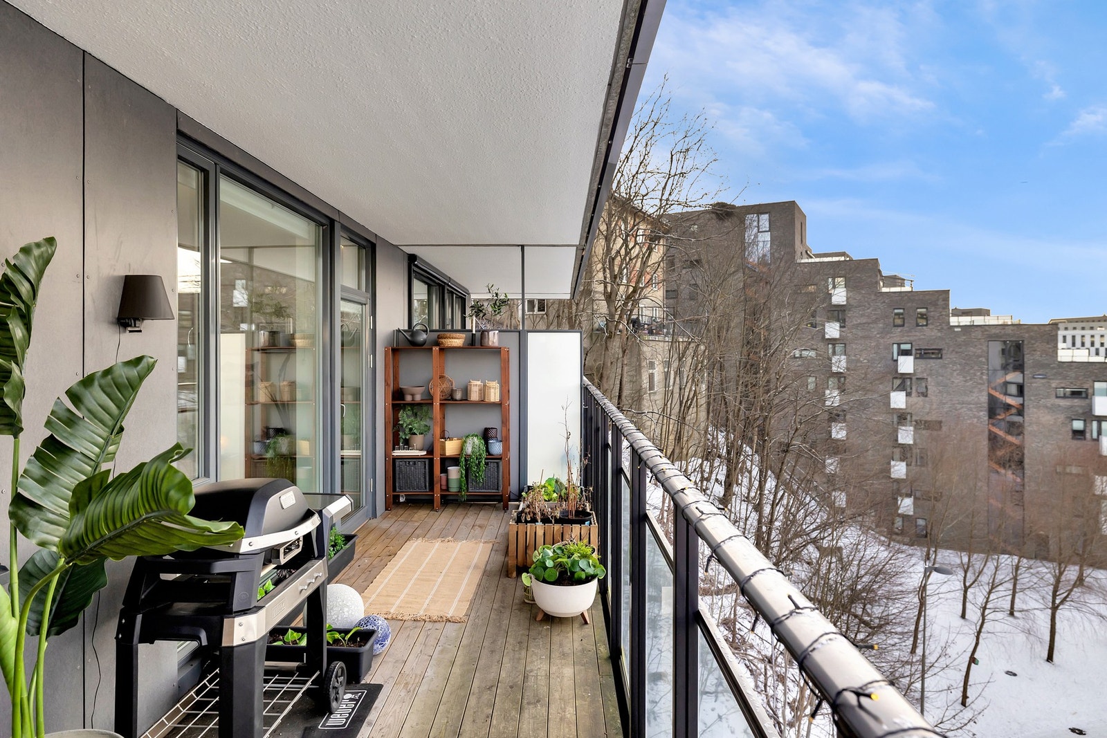 Balkongen har en fin, skjermet beliggenhet som gir gode solforhold og en behagelig atmosfære, enten du ønsker å nyte morgenkaffen i rolige omgivelser eller invitere til hyggelige grillkvelder. Galleribilde