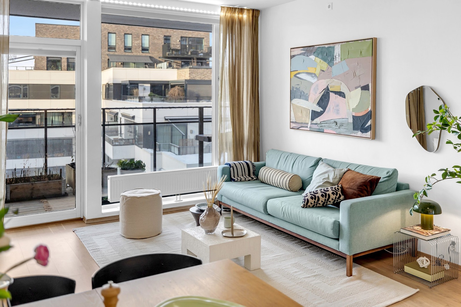 Fra stuen er det utgang til en herlig, solrik balkong. Galleribilde