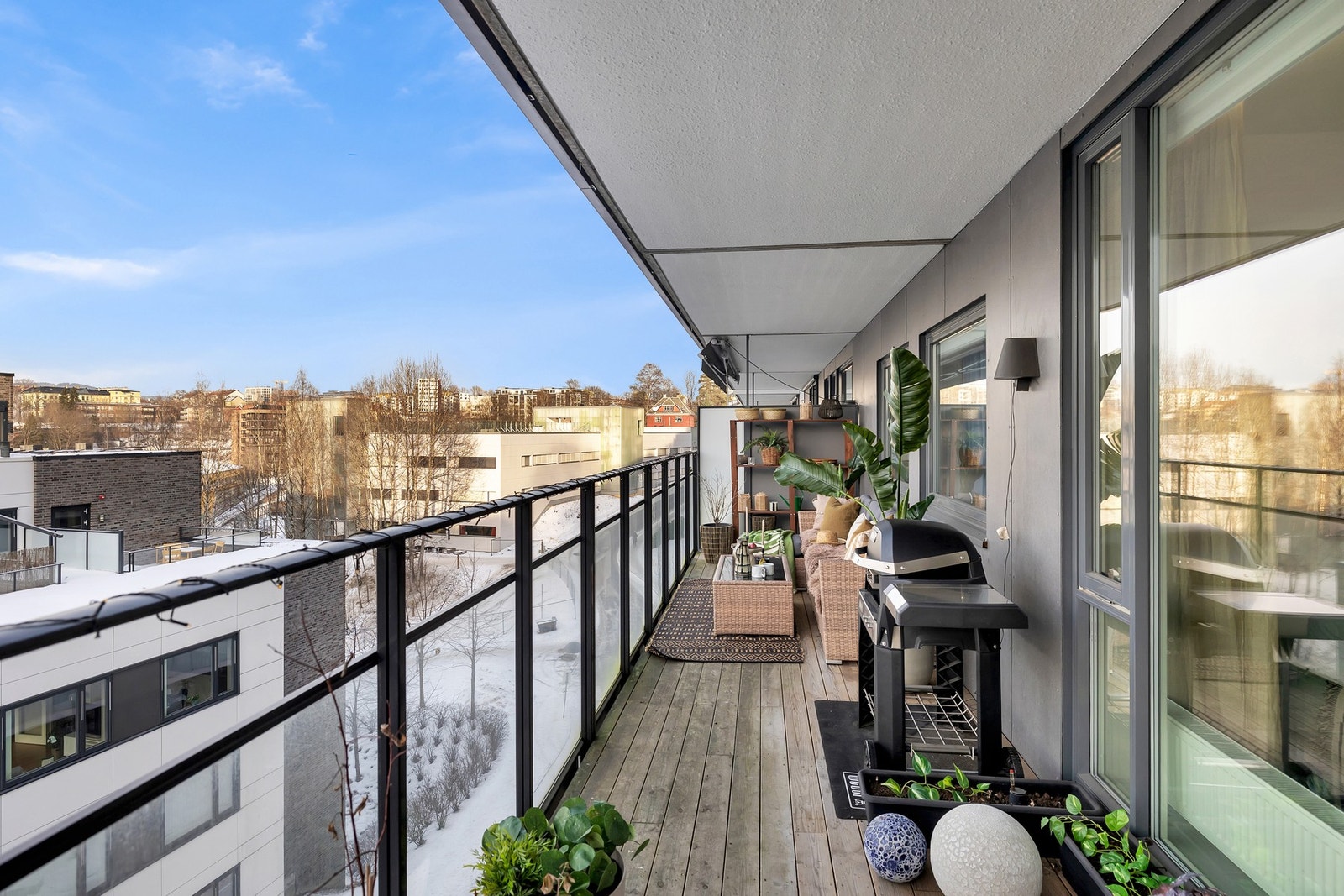 Leiligheten har en rålekker og romslig balkong på ca. 20 kvm med fint utsyn. Galleribilde