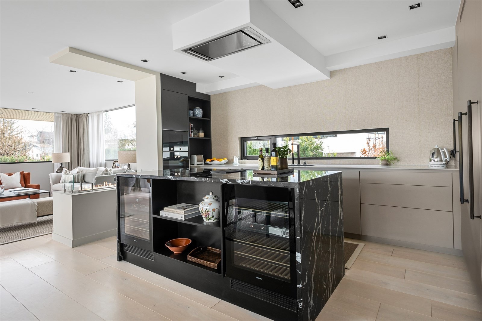 Kjøkkeninnredning levert av Poggenpohl med toppmoderne hvitevarer fra Gaggenau. Galleribilde