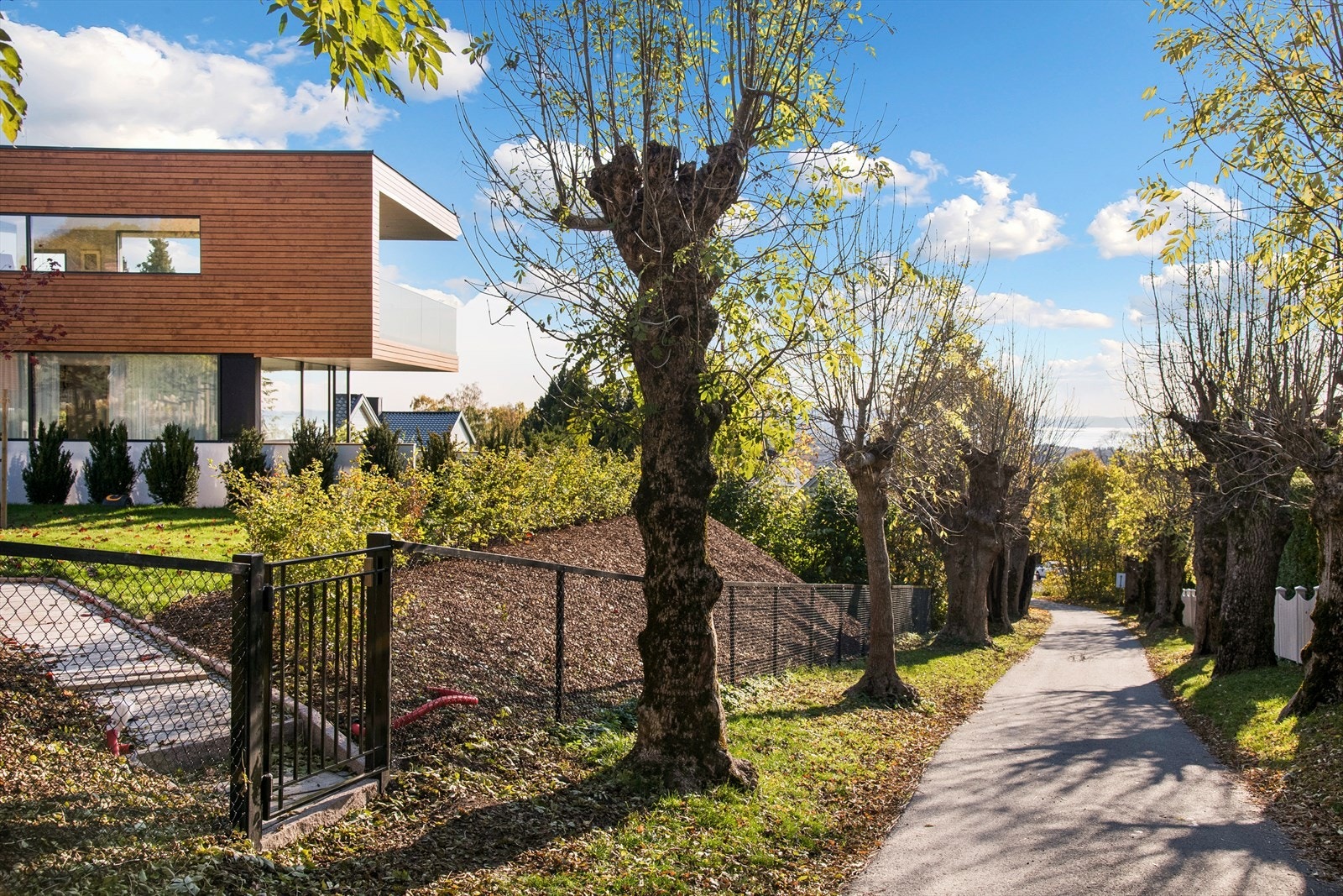 Kort vei til Tryvann/Nordmarka samt idrettsanleggene Ready, Njård og Heming. Ca. 70 m til buss (7 min til Majorstuen) og ca. 500 m til Smestad T-bane. Galleribilde