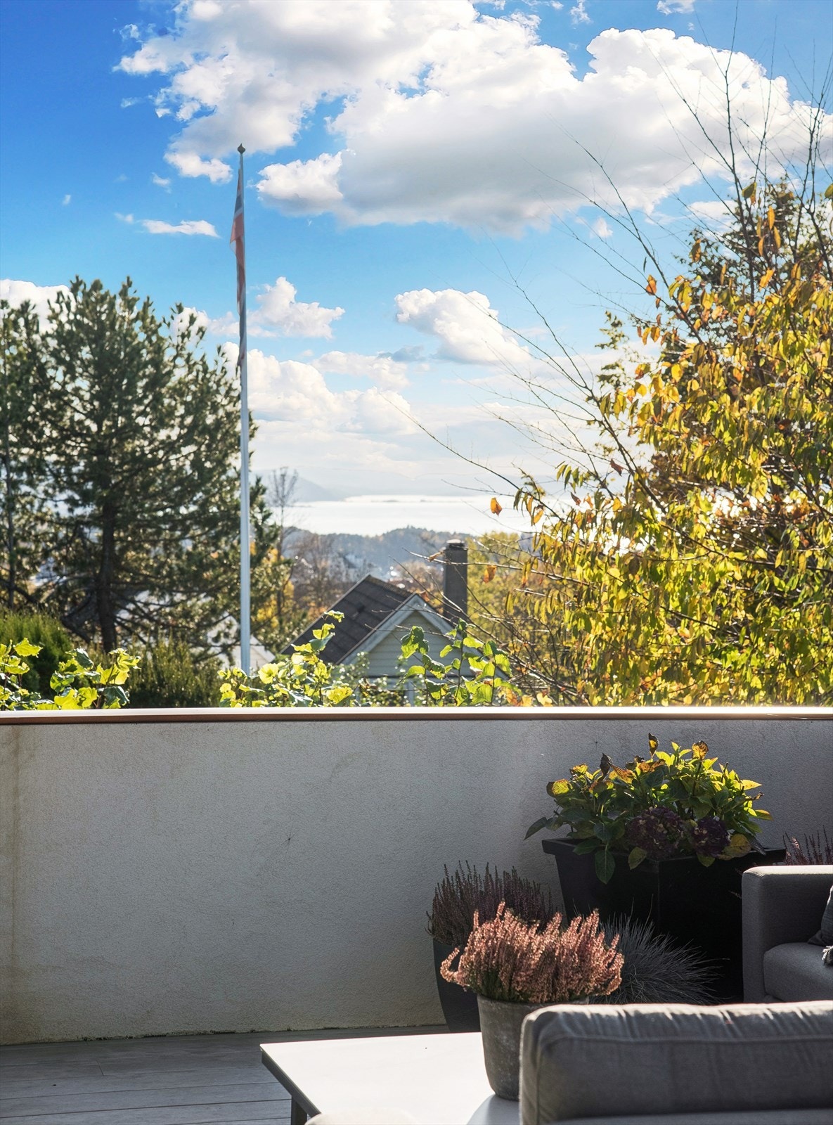 Flott utsyn mot fjorden og nærområdets naturskjønne omgivelser. Galleribilde