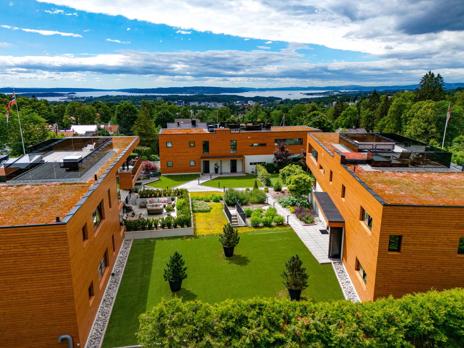 Eksklusiv sameie består av totalt 6 seksjoner og har nydelig utomhusareal samt sentrumsnær beliggenhet. Galleribilde