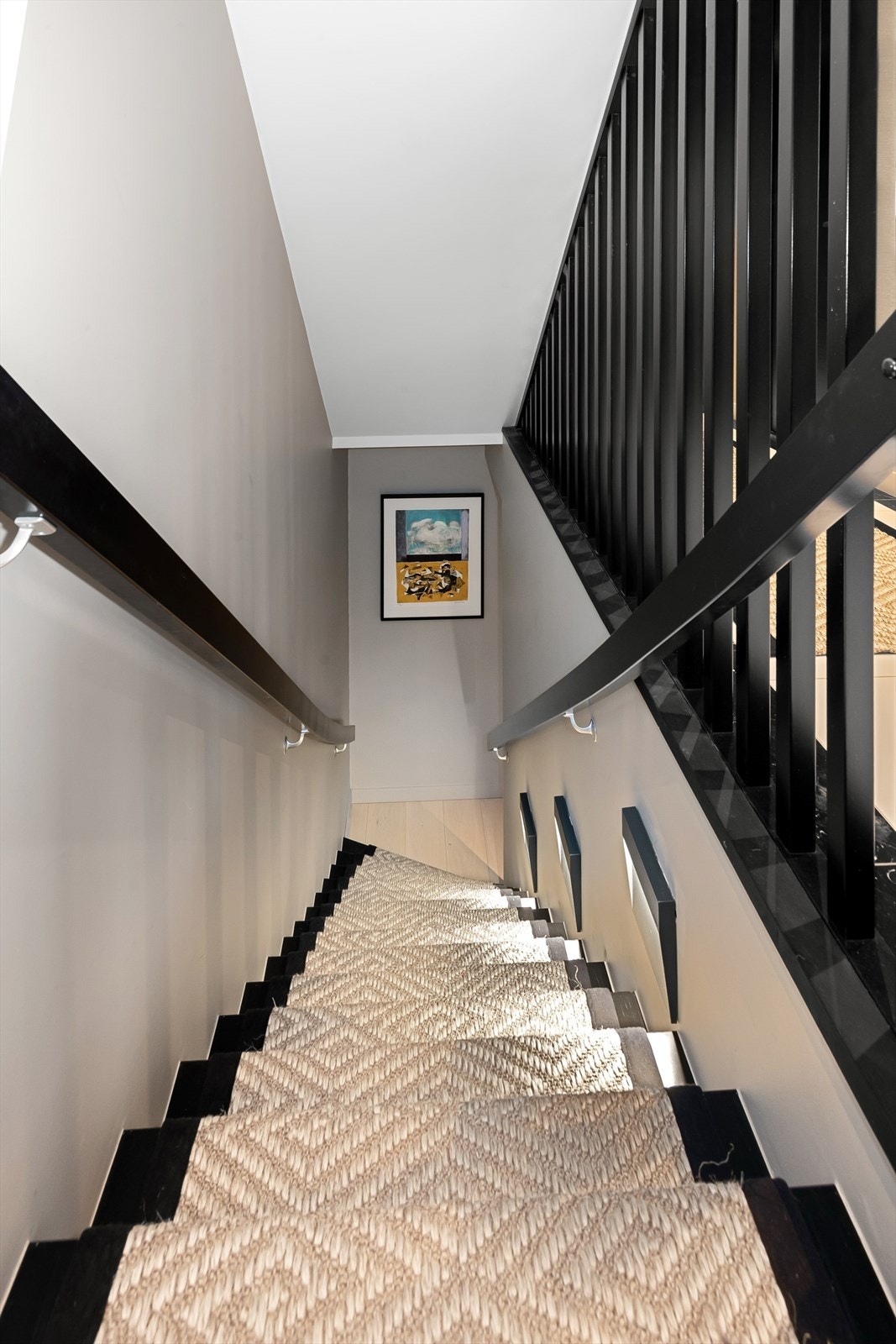 Trappen mellom etasjene er en massiv bøketrapp med sortmalte trinn. Galleribilde