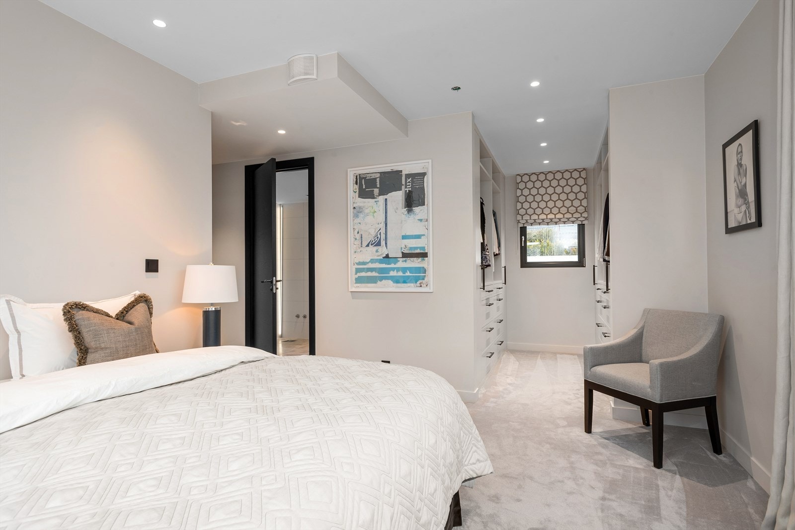 Soverommet er romslig og har egen walk-in garderobe med god skapplass og adkomst til eget privat bad. Galleribilde