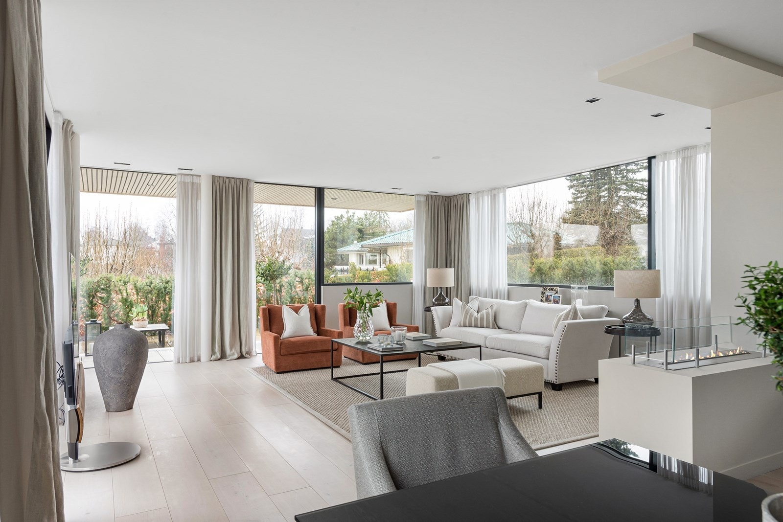 Vannbåren varme og moderne biopeis i stue. Galleribilde