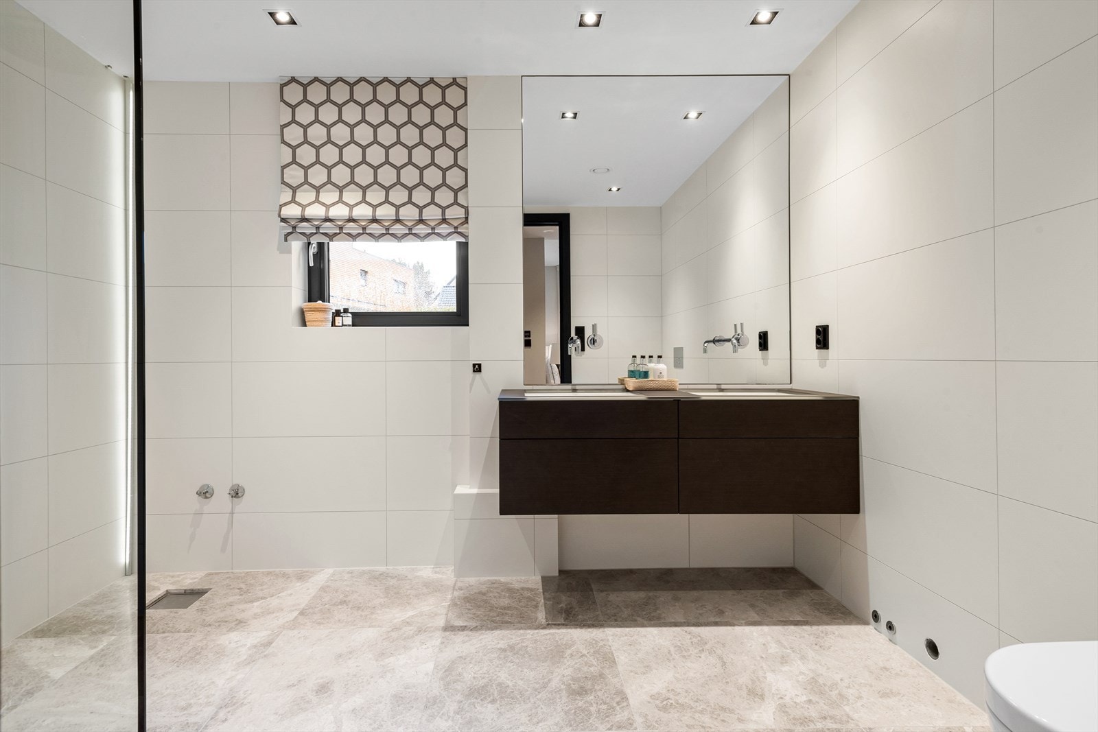 Romslig hovedbad med fleksible løsninger og god plass til både badekar og eventuelt vaskesøyle etter ønske. Galleribilde