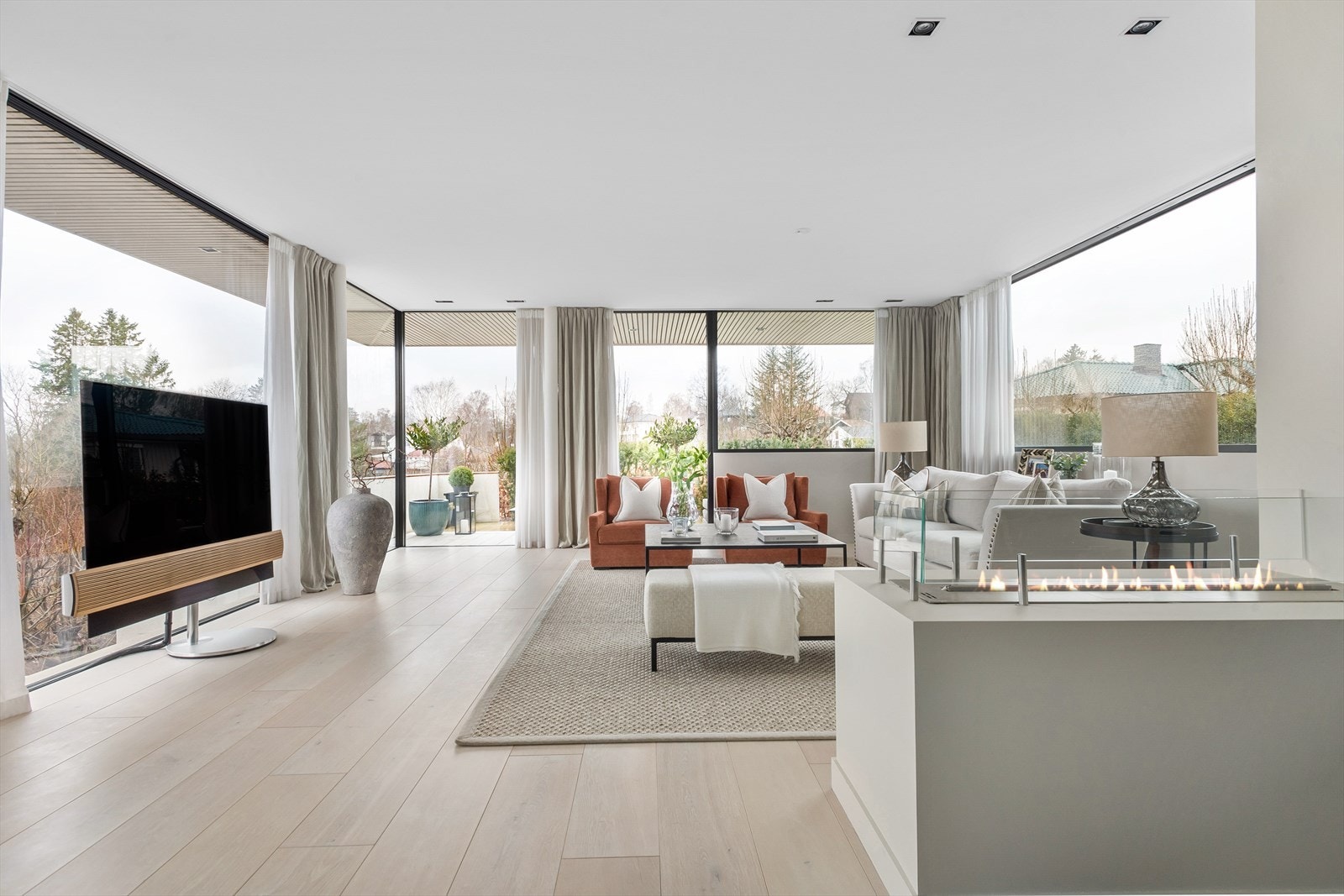 Stue/spisestue er på hele 63 kvm. og rommet skjermes opp elegant med en 3-sidig biopeis. Galleribilde