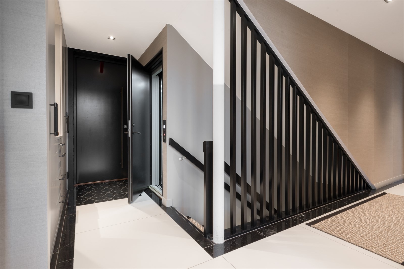 Boligen har intern heis mellom etasjene med direkte adkomst fra garasjekjelleren. Galleribilde