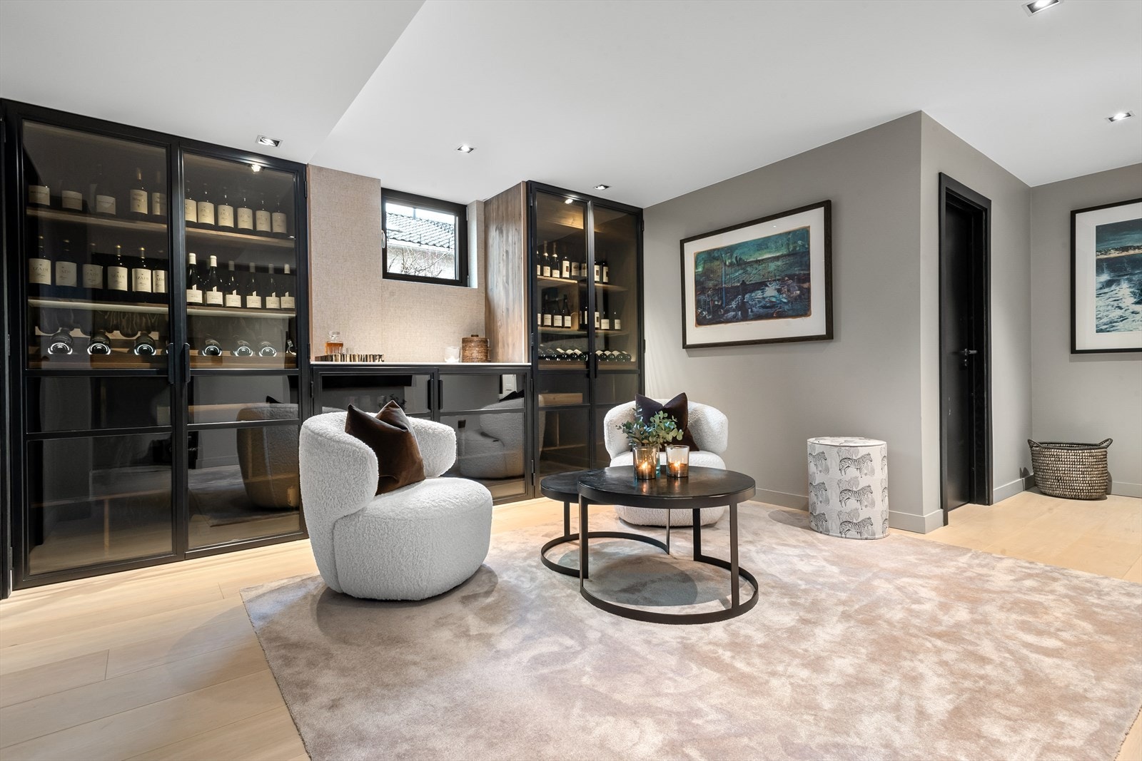 Elegant vinkjøler i form av skap med isolert glass. Galleribilde