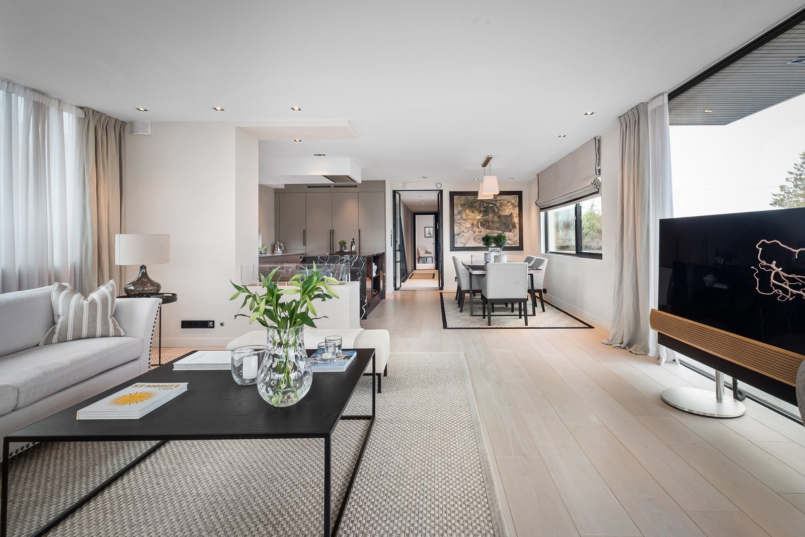 Gjennomgående god takhøyde på ca. 260 cm og flott Wilberg Eik parkettgulv. Galleribilde