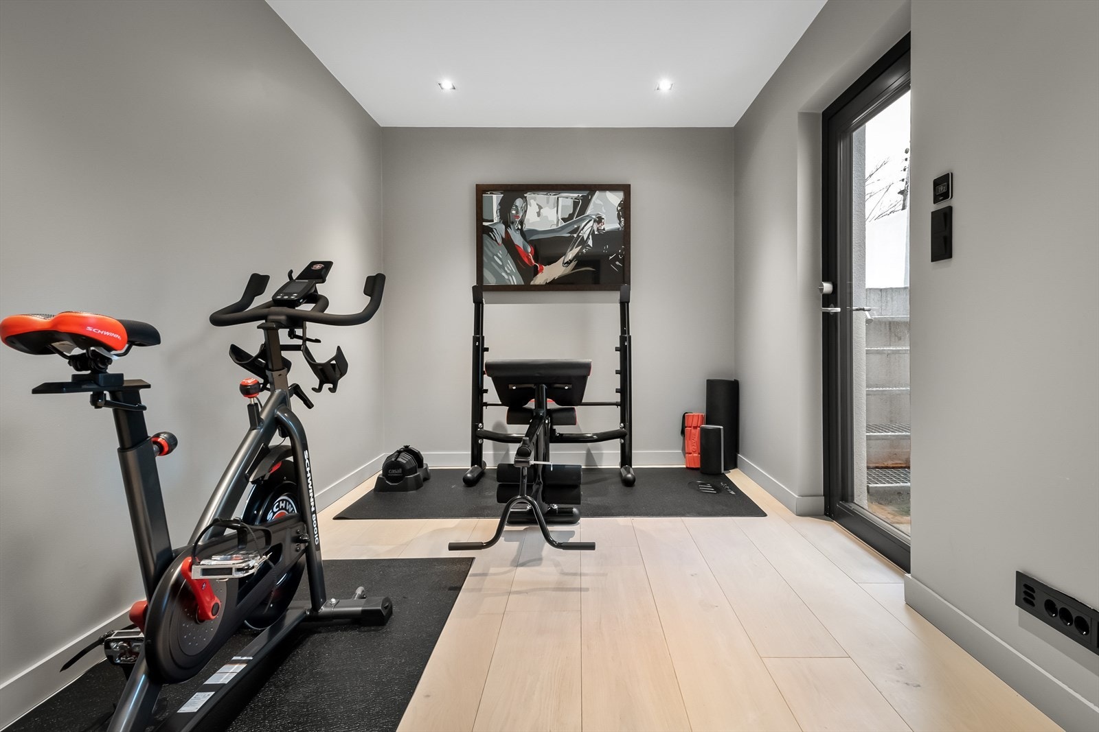 Det er to innganger i underetasjen. Rommet har flere bruksmuligheter. Galleribilde