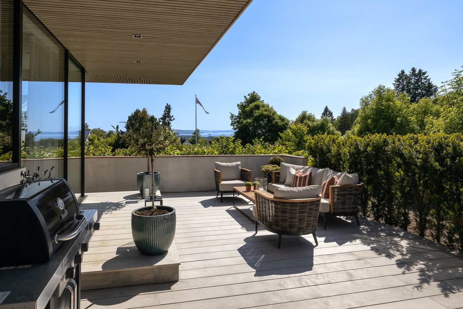 Stor skyvedør i glass fra stue og ut til en solrik terrasse på ca. 45 kvm. med flott utsyn. Galleribilde