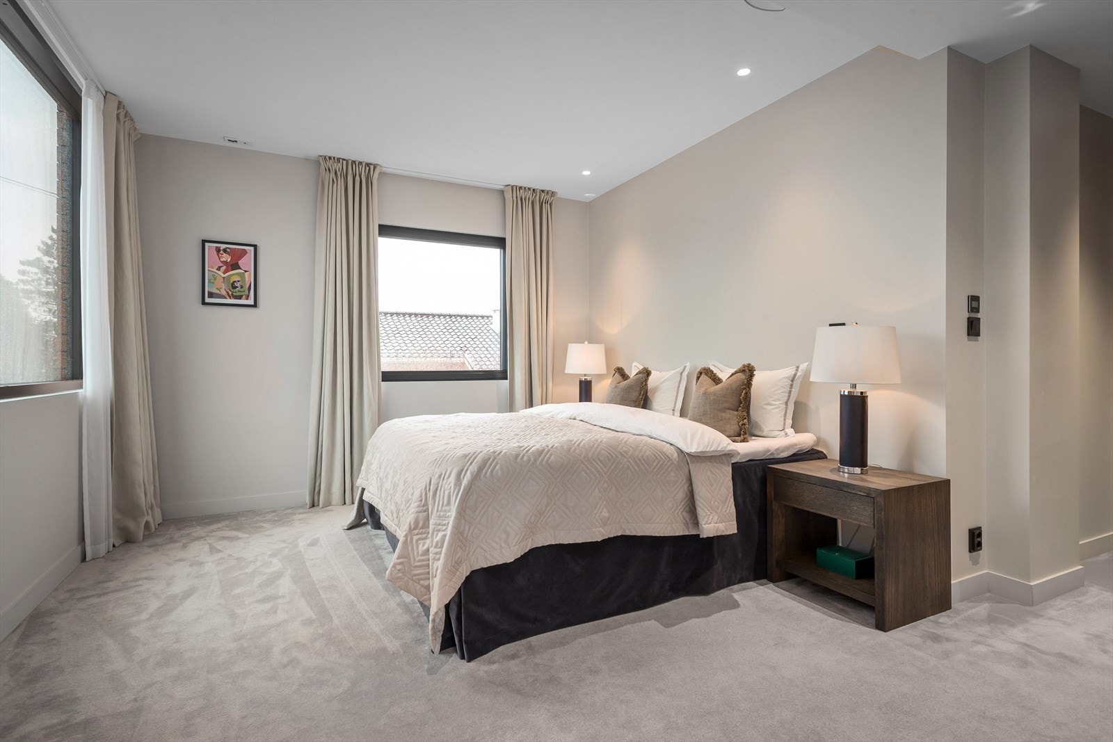 Masteravdeling med romslig walk-in-closet og delikat, privat bad. Galleribilde