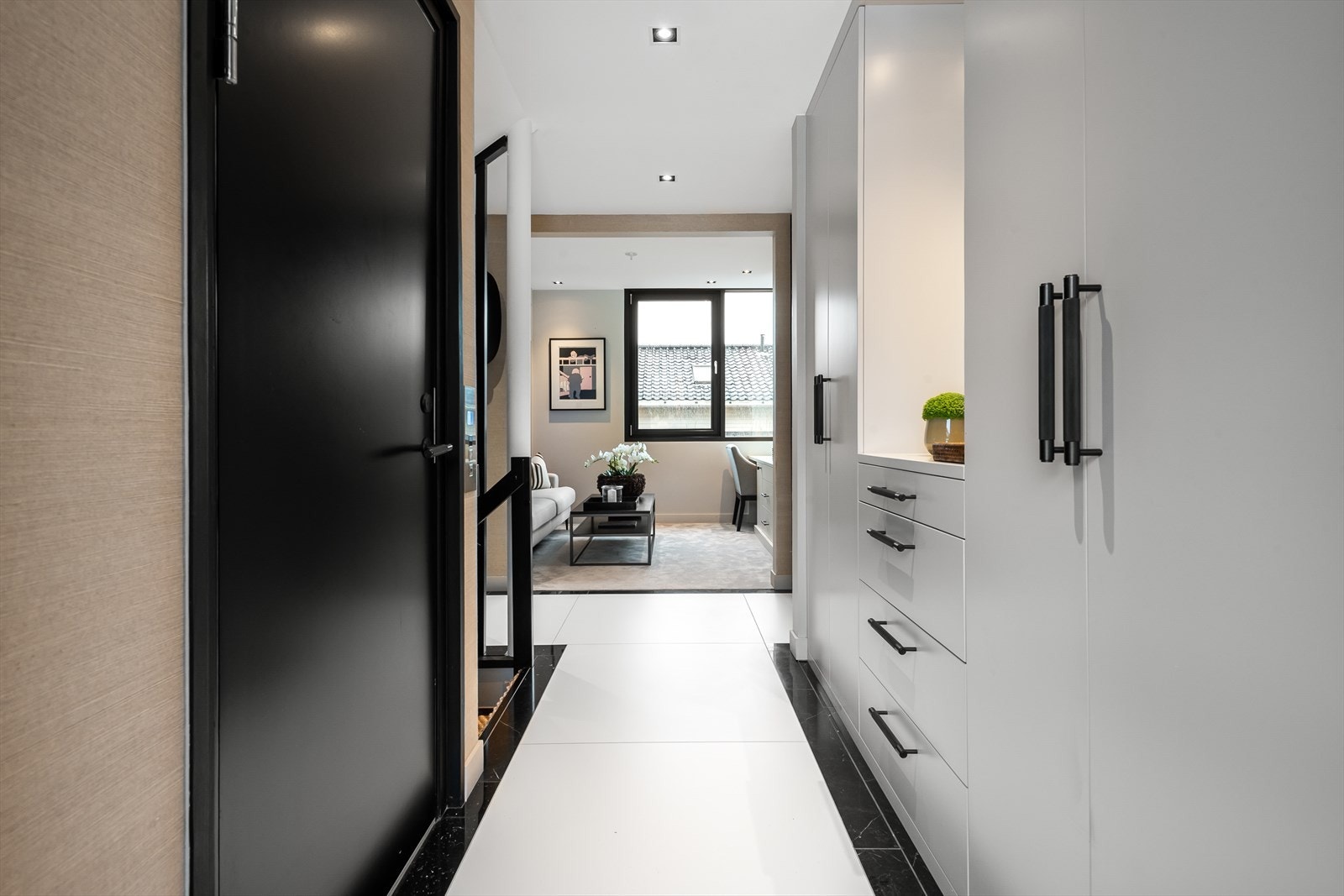 Entré med sort marmor fliser på gulv og varme i gulv. Galleribilde