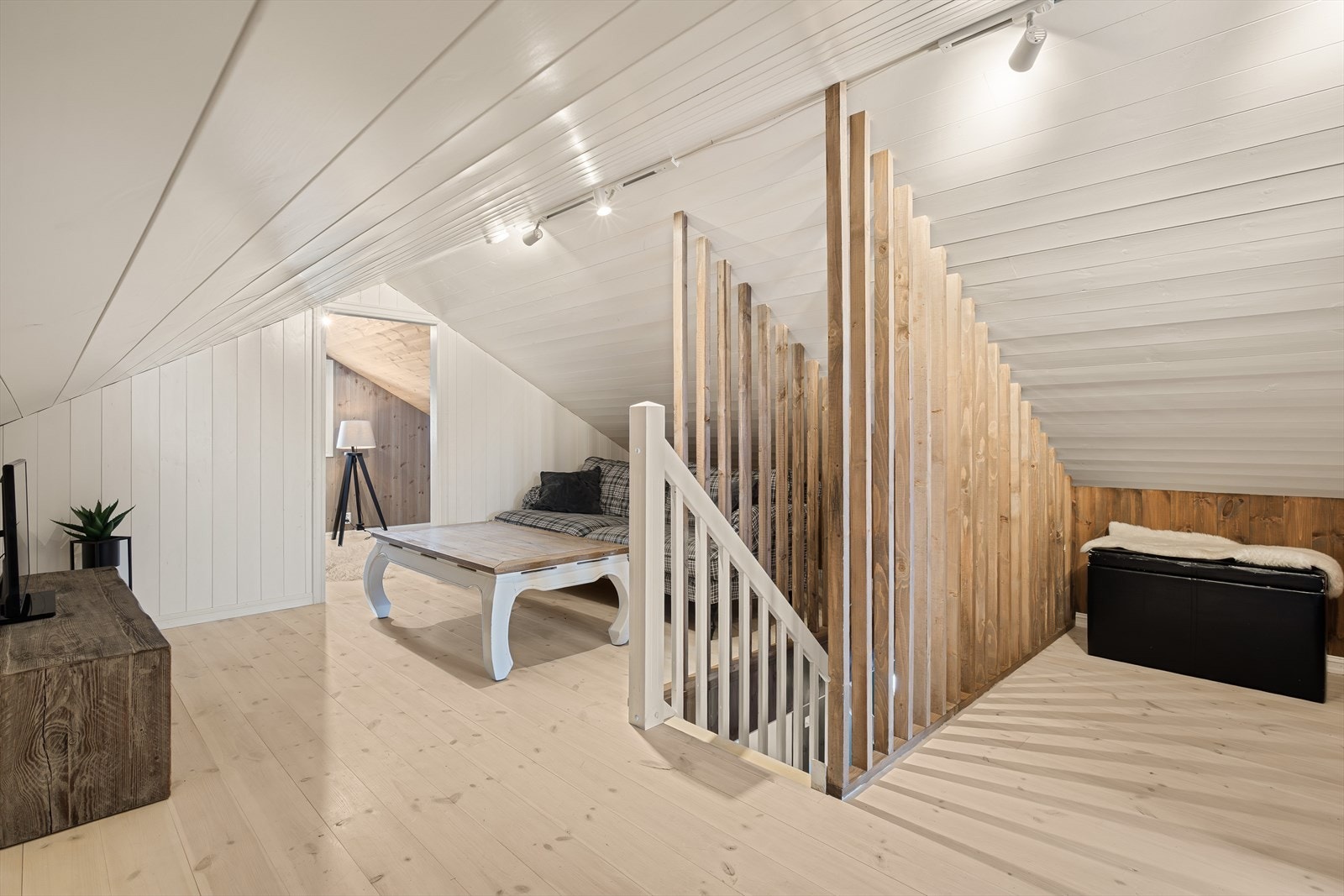 Pent innredet hems med god plass til lek og spill for hyttens barn/unge og gjester. Galleribilde