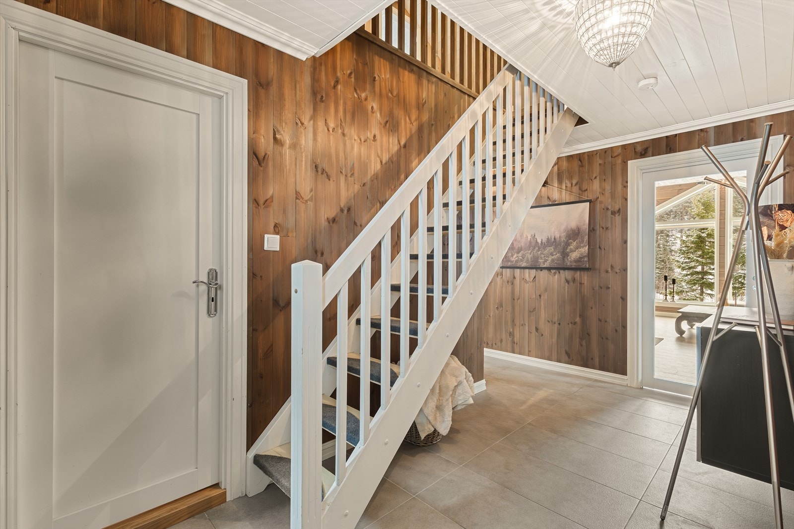 Pen hall med store fliser med gulvvarme. Stilfulle detaljer. Galleribilde