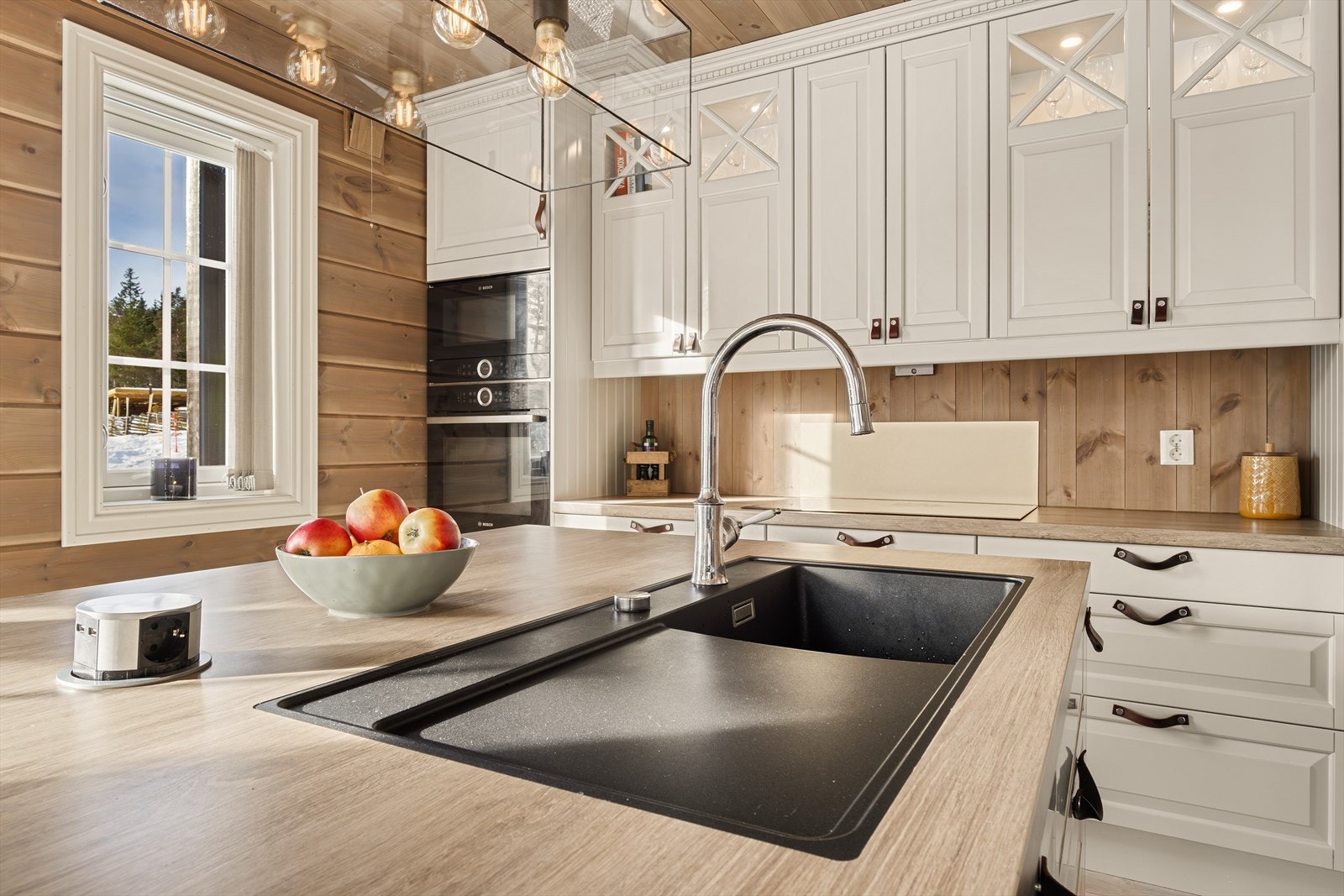 Godt med stikkontakter på kjøkkenøyen og over benk. Stilfullt armatur med dusjfunksjon. Galleribilde