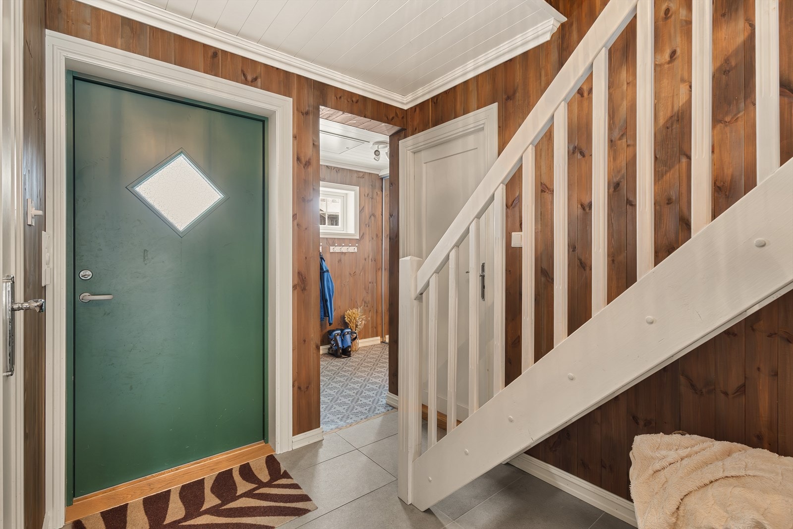 Vi går opp og ser. (Hvit dør går inn til vaskerom, brukes sjelden) Galleribilde